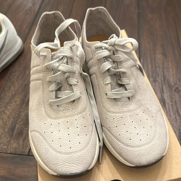 Ugg Tennis. Light gray. Size 6 - Picture 2 of 6